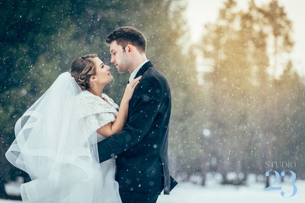 A photo of a wedding in the snow taken on a Canon 5D Mark IV
